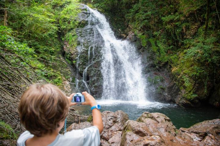 Ruta por las cascadas de Xorroxin (Navarra): niño fotografiando la cascada