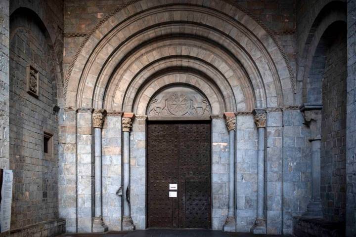 Puerta occidental, románico, con el crismón sobre el dintel.