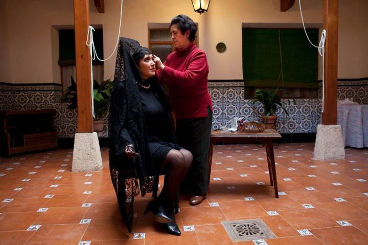 Las mujeres en Almagro se visten con las mantillas típicas de la localidad para acompañar a la Virgen de la Soledad.