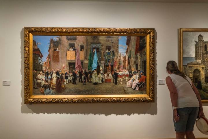 Una visitante del Museo de Maricel observa un cuadro