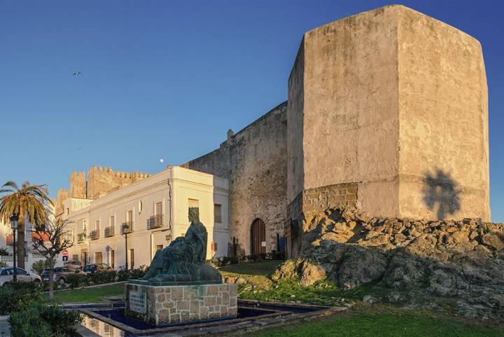 El castillo de Guzmán el Bueno cuenta la historia local.