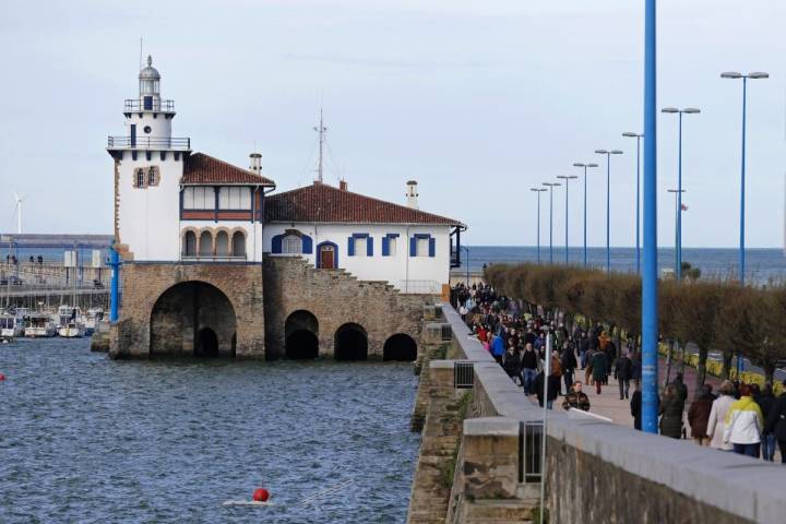 Vista de la Estación de Salvamento de Naúfragos con marea alta y el paseo de Arriluce, en Getxo, Vizcaya.