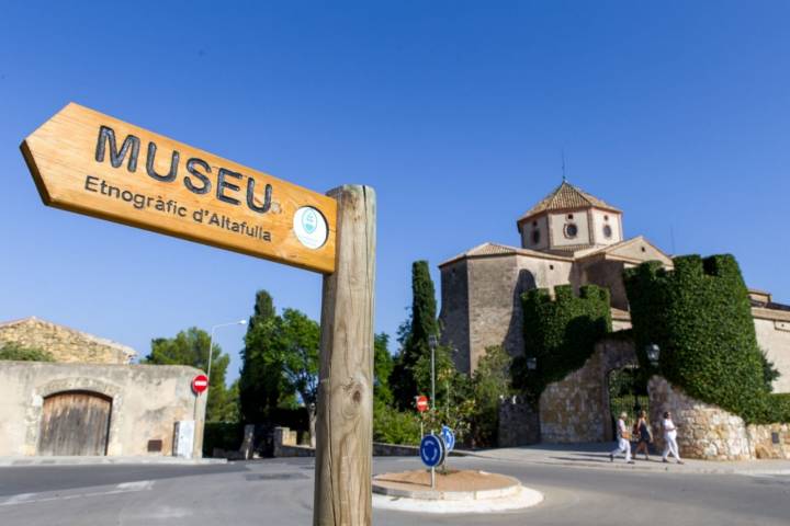 El Museo Etnográfico se encuentra frente al castillo de la localidad.