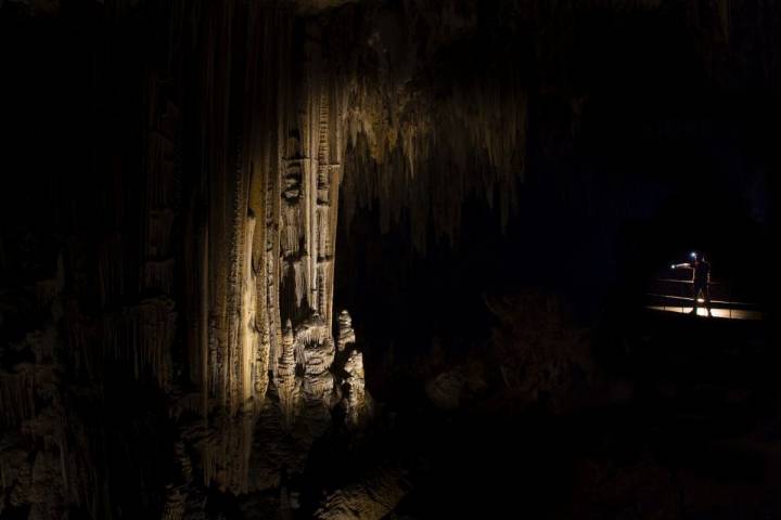 Durante la visita nocturna, la columna del Cataclismo tiene otro aspecto. Foto: Fundación Cueva de Nerja.