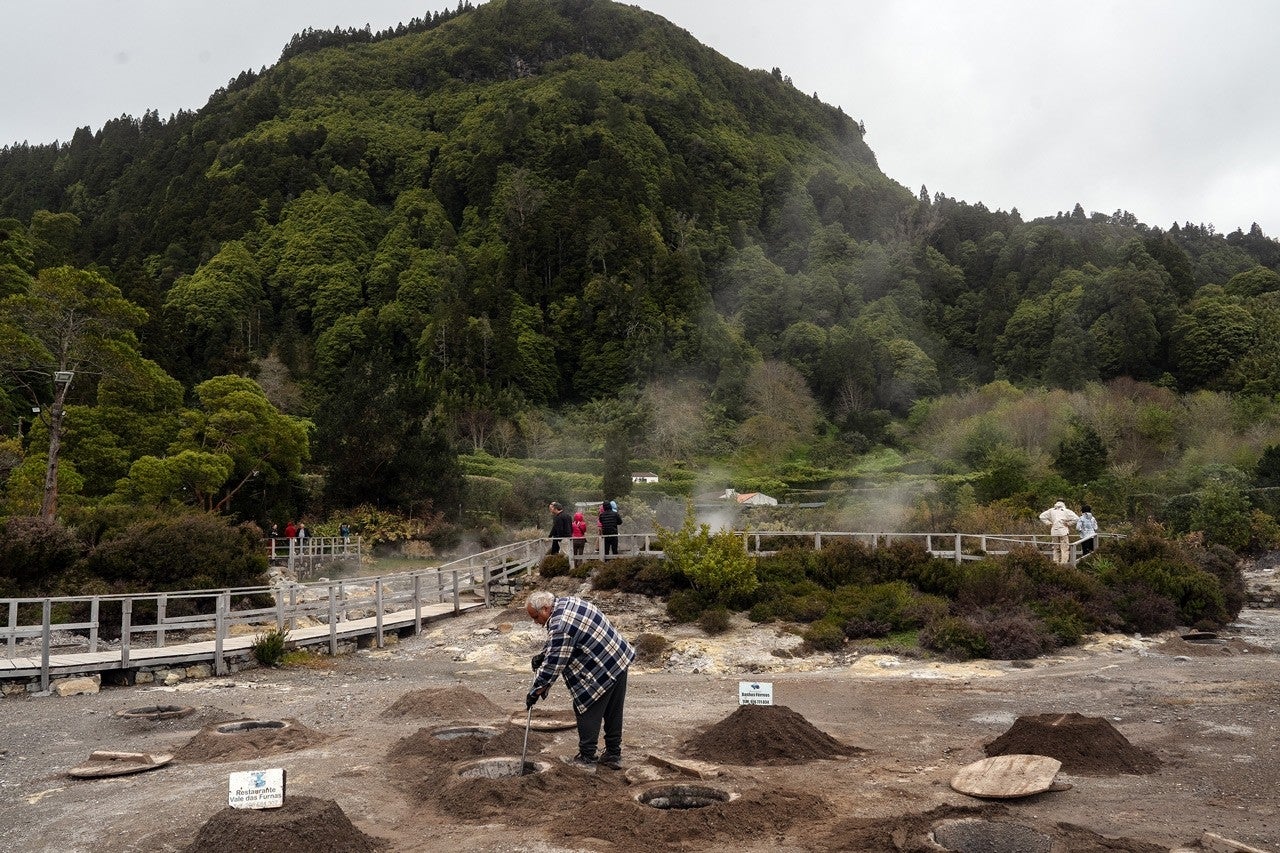 Das entranhas da terra, o cozido que virou atração turística
