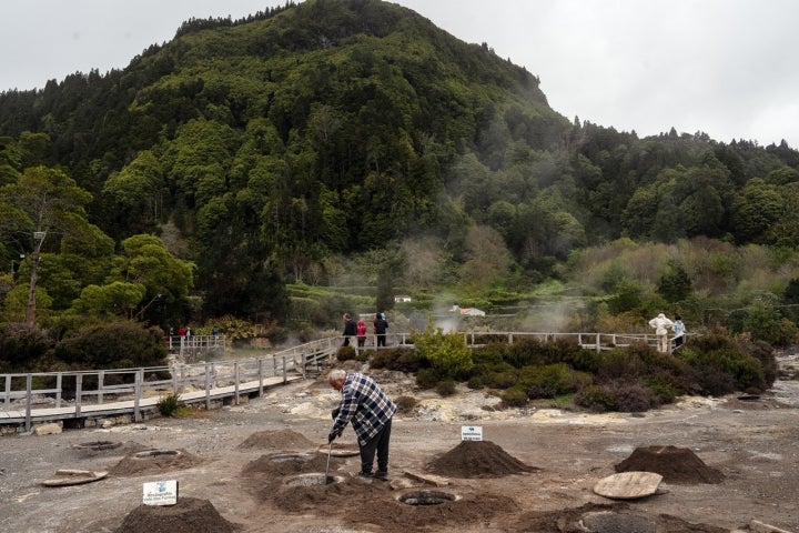 Das entranhas da terra, o cozido que virou atração turística