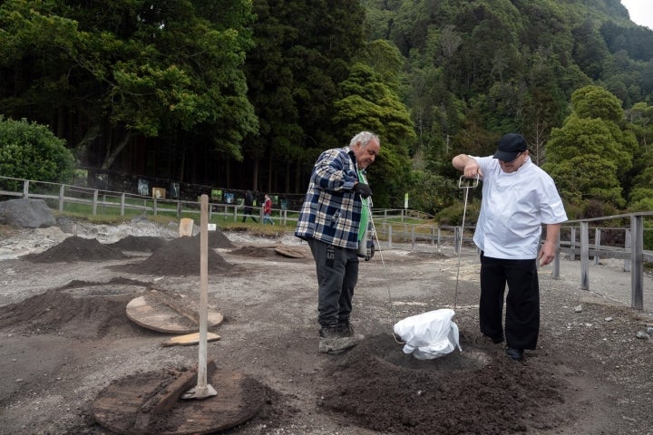 Todos os tachos se envolvem em panos que protegem o cozido de terra e areias
