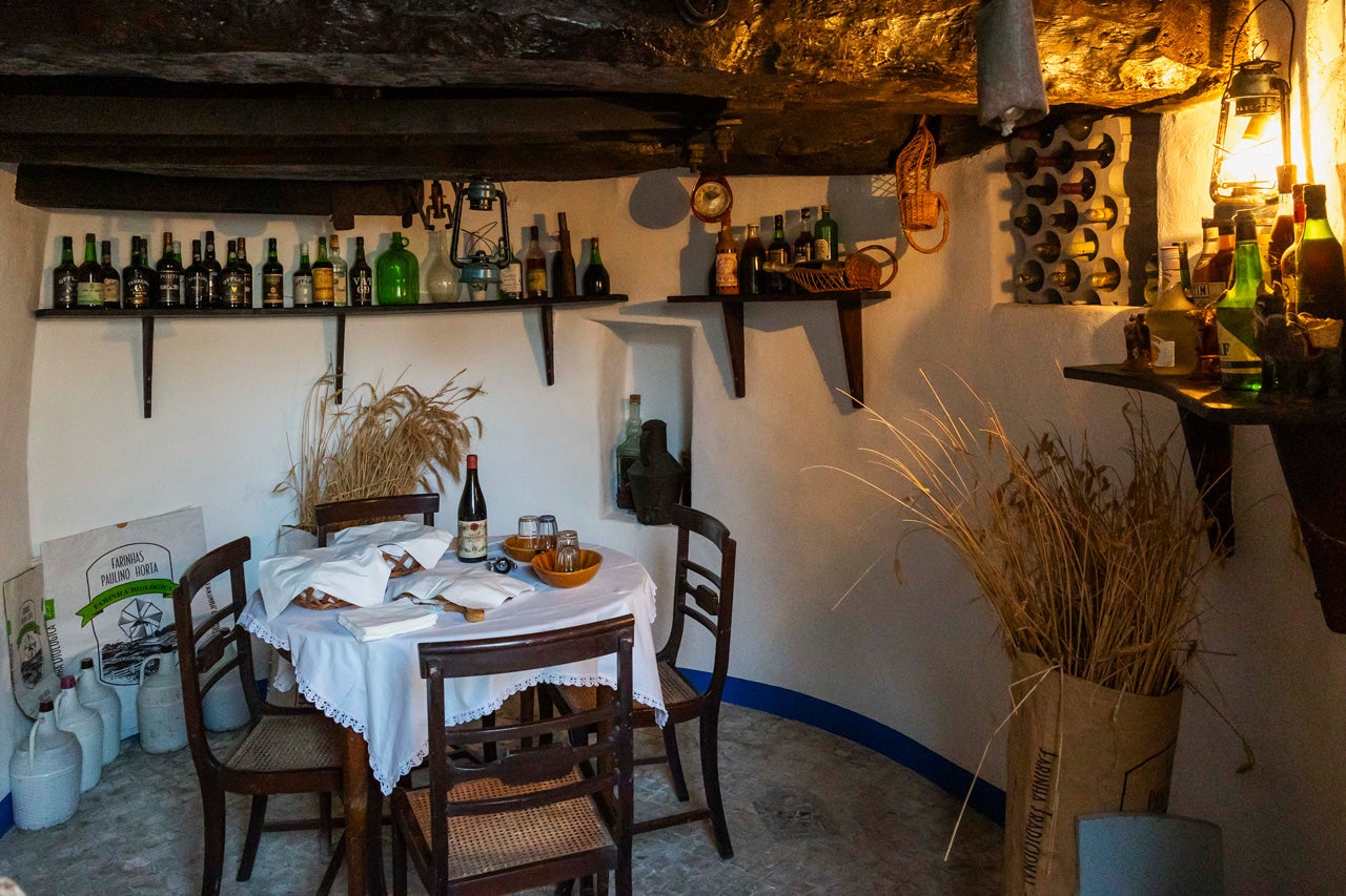 O moinho à entrada do terreno é um museu que recordar a vida dos moleiros do passado