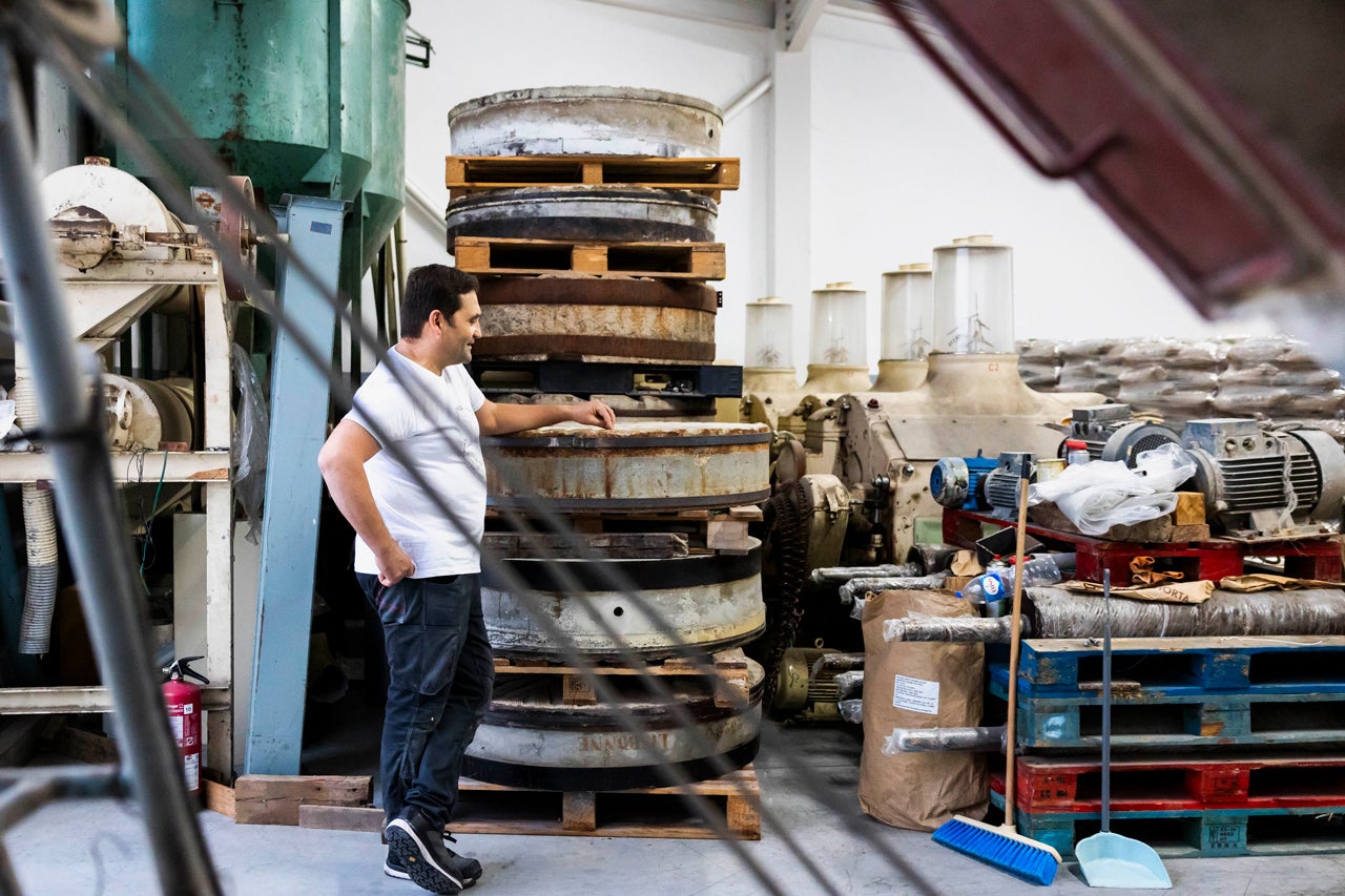 Paulo Horta herdou várias mós de pedra, essenciais para fazer farinhas de qualidade 