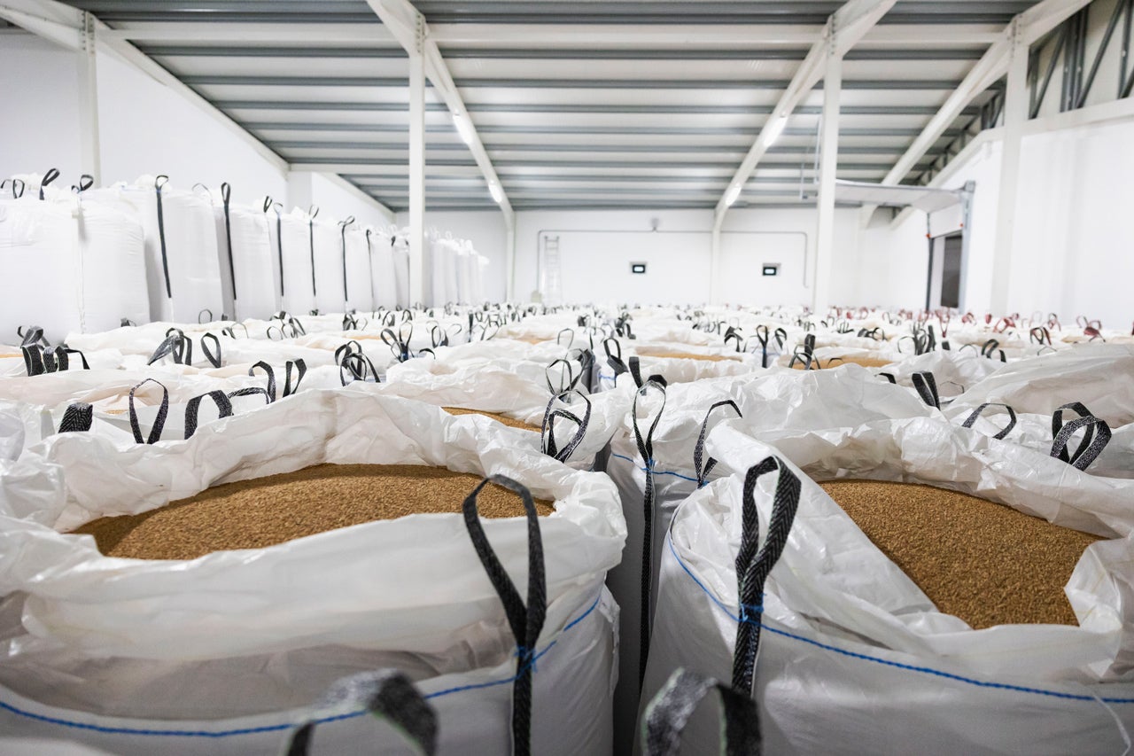 Antes de ser moído, o cereal encomendado a outros produtores fica a repousar nos armazéns, com controlo de temperatura e humidade