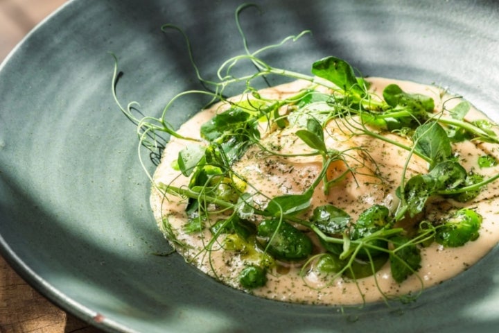 O raviolo de gema, alho negro e parmesão é já um clássico do Fava Tonka e, na época delas, pode aparecer com favas (Foto: Fava Tonka)
