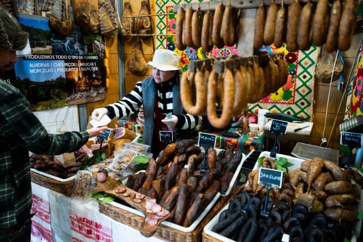 A Feira do Fumeiro de Montalegre junta 50 produtores regionais e é um dos pontos altos do inverno em Trás-os-Montes 