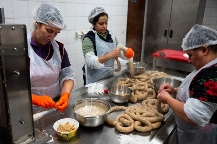São as mulheres quem mantem o saber da produção de enchidos vivo