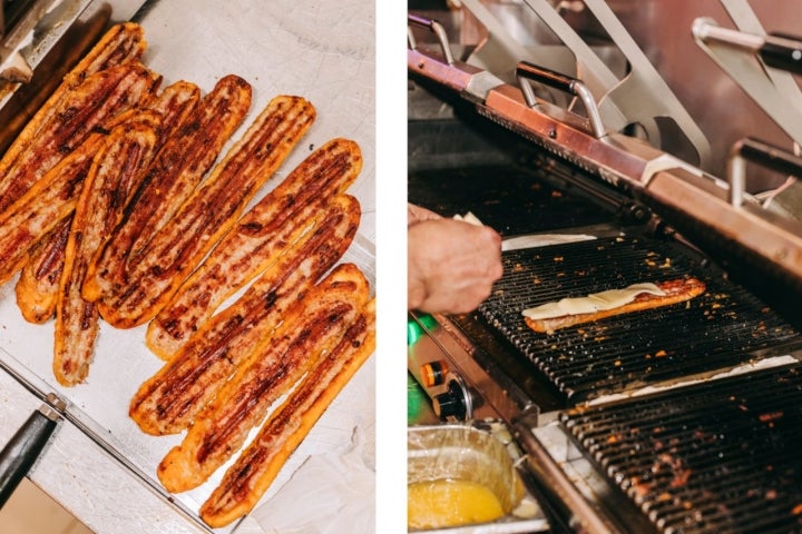 As baquetes icónicas são prensadas com queijo antes de receberem a salsicha e linguiça do Leandro 
