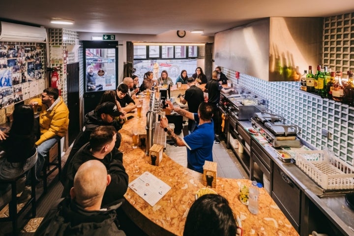 O balcão da Gazela é um dos espaços mais democráticos da Batalha, no Porto. Todos serão bem recebidos