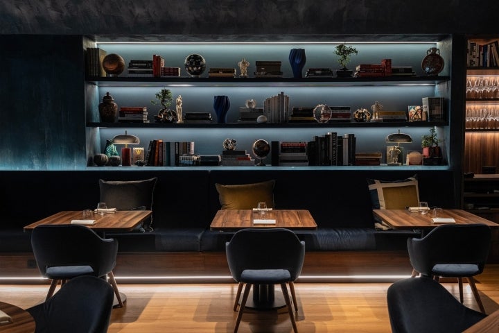 De paredes azuis escuras e luzes baixas, este restaurante é uma casa que se vai construindo 