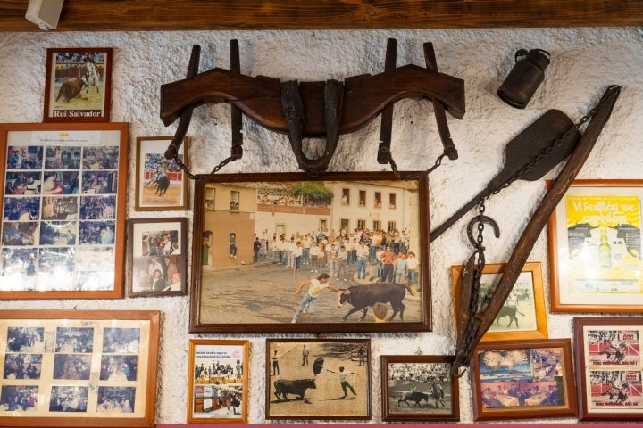 A decoração é rica em tauromaquia, como em muitas casas tradicionais da Terceira 