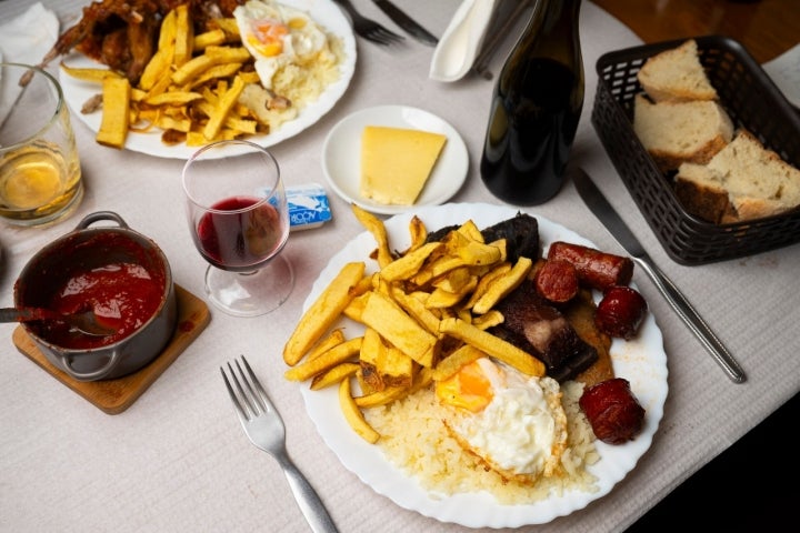 Na Casa de Pasto Lima, o prato regional é generoso em batatas fritas, mas não em inhame 