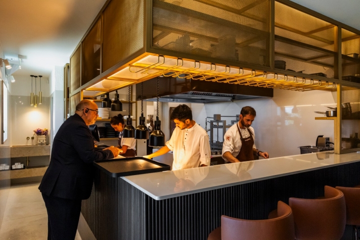 No piso térreo, a cozinha de finalização tem um balcão para quatro pessoas 