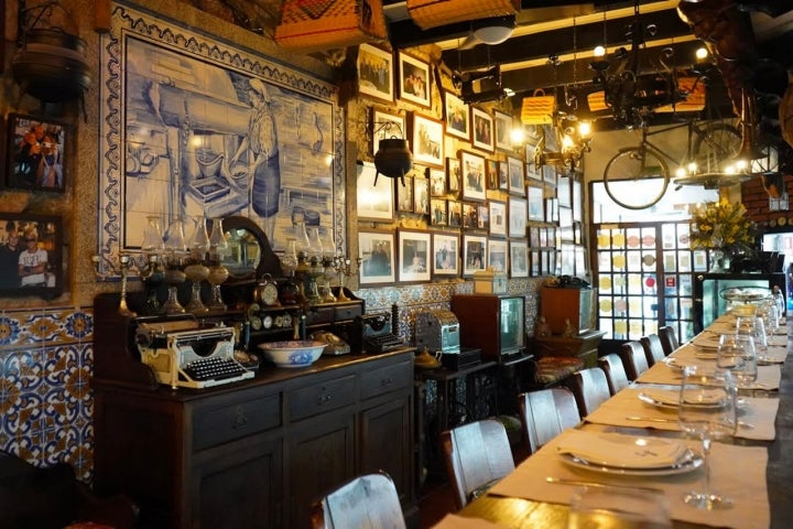 Tudo em tabuleiros generosos, os fornos a lenha a trabalhar, as mesas repletas à espera para partilhar as assaduras. Isto é comida de conforto comunitário e familiar, é para ser celebrada em voz alta. 