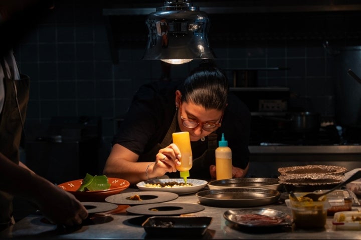 Assim a equipa vai-se dividindo entre cozinha e sala 