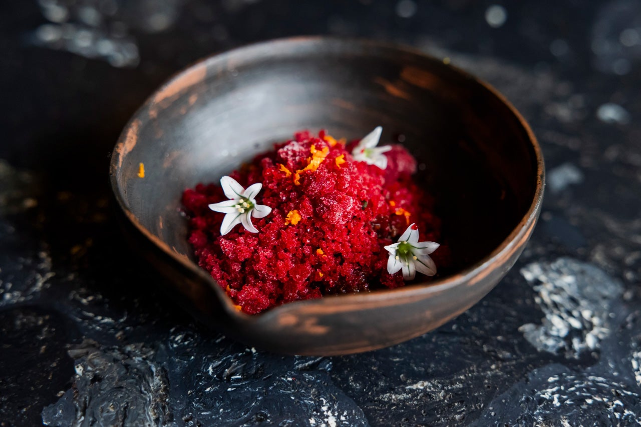Sorbet de maçã, granita de beterraba, flores de funcho selvagem e cebola selvagem