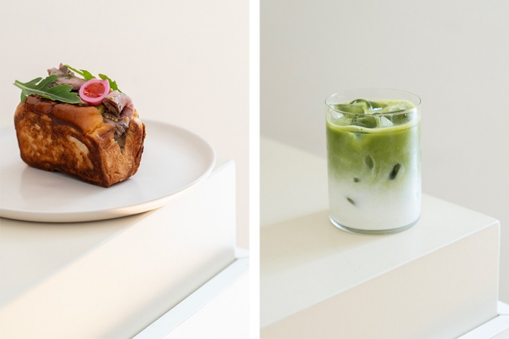 A sanduíche de rosbife em shocopan, uma das sugestões mais substanciais, pode acompanhar-se com um matcha latte gelado 