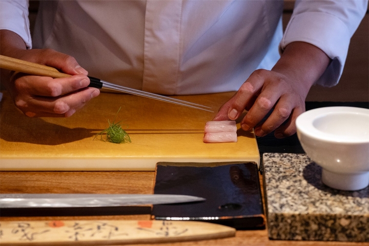 A preparação é toda feita em frente aos clientes. É isso que significa omakase, confiar, estar nas mãos do chef