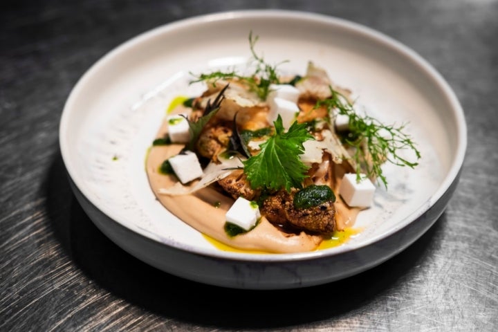 No mesmo prato, um ingrediente simples como a couve flor multiplica-se em texturas: puré, pickles, uma posta cozinhado em vinho branco