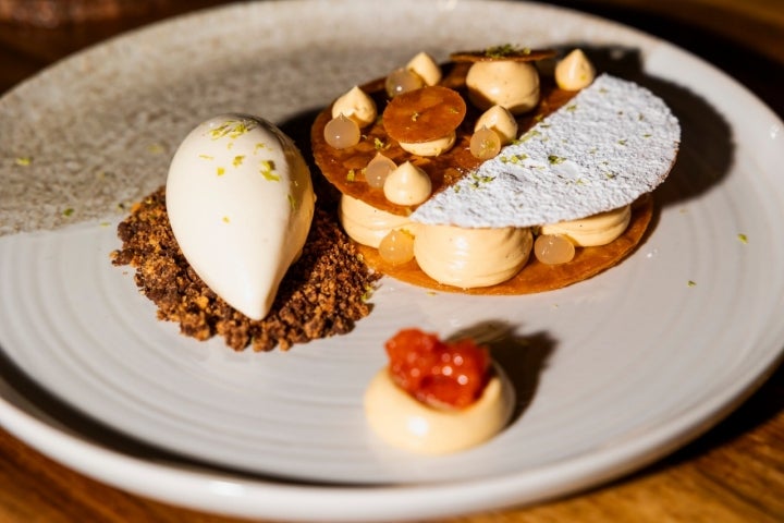 A marmelada da mãe Rosinda está presente no couvert e na sobremesa, um mil-folhas de caramelo salgado