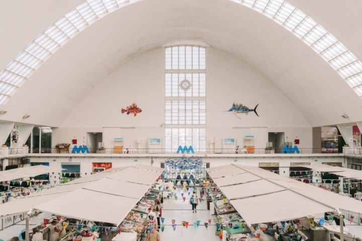 Além das ótimas bancas de peixe e marisco, o Mercado de Matosinhos é um símbolo do modernismo português a norte
