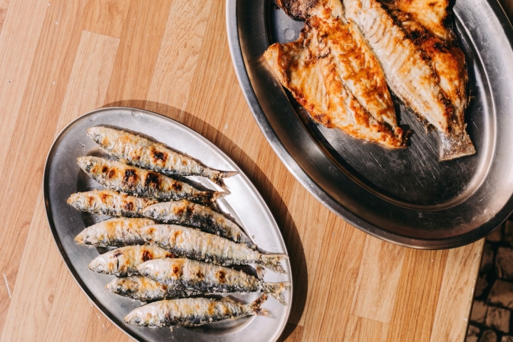 Todo o peixe é selvagem e, na sua época, não faltam as rainhas deste mar, as sardinhas