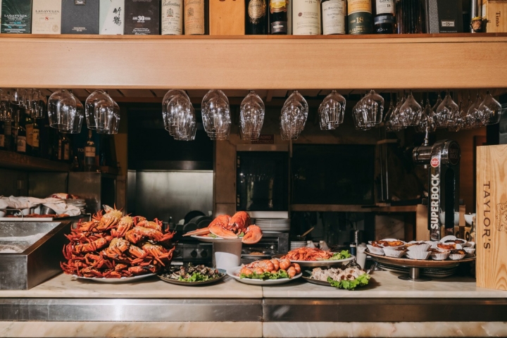 No final de uma refeição de peixe grelhado ou de uma mariscada, as queijadinhas com o café são tradição