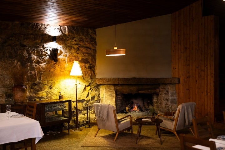 A lareira é uma zona importante da casa transmontana e é aqui que poderá terminar a refeição n’O Forno de Jales
