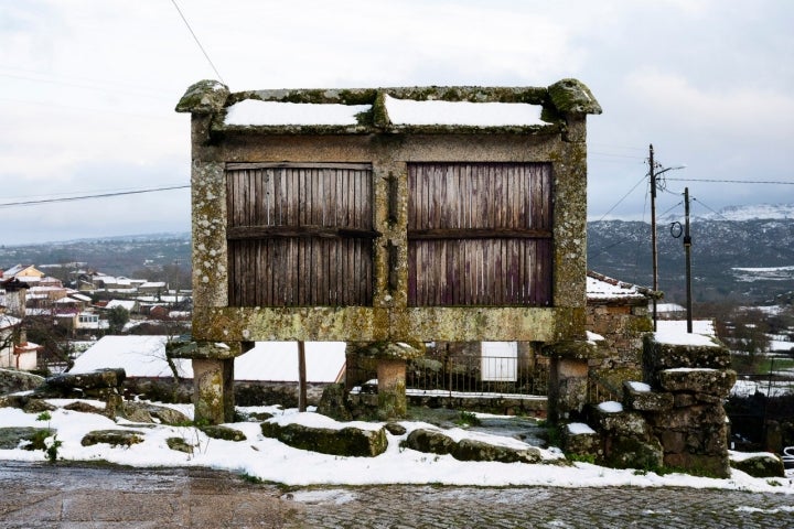 Com 40 habitantes, esta aldeia mantém-se bastante tradicional: o espigueiro é um ícone os ritmos antigos no norte de Portugal e Galiza
