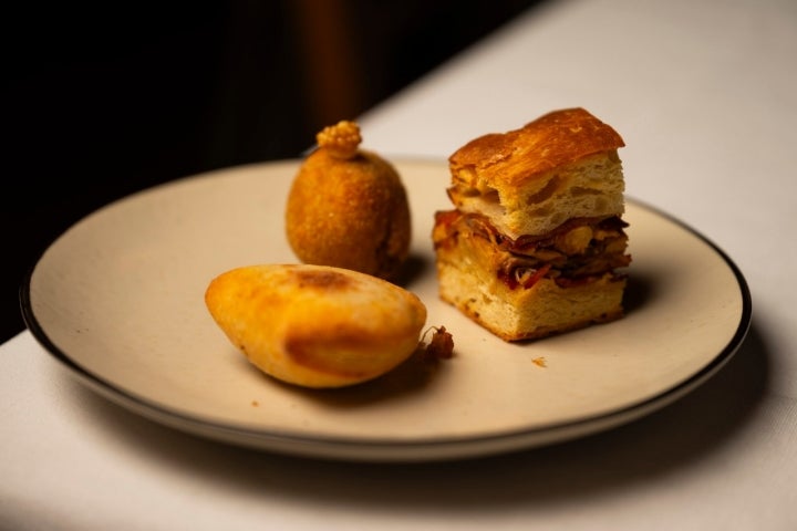 As entradinhas podem incluir clássicos do conforto como bola de carnes ou salgadinhos, como o croquete de Maronesa 