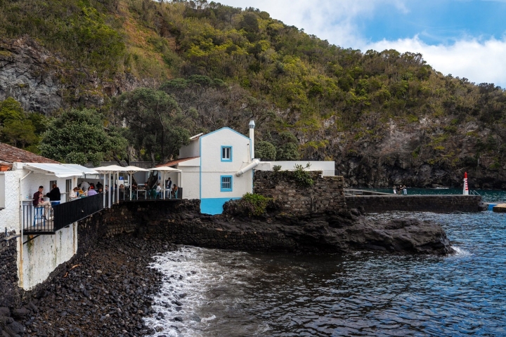 No Bar da Caloura, as mesas do restaurante ficam em cima do mar (Foto: Ana Brígida)