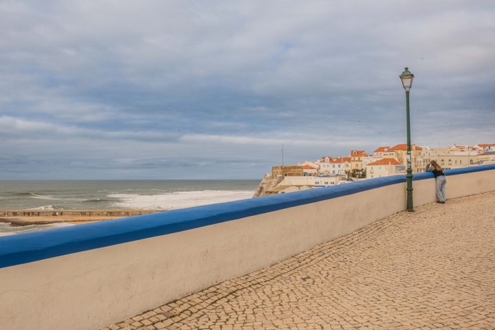 O muro e as ondas que vão da Praia dos Pescadores às Furnas são o panorama visível da esplanada do Costa Fria (Foto: Tiago Pais)