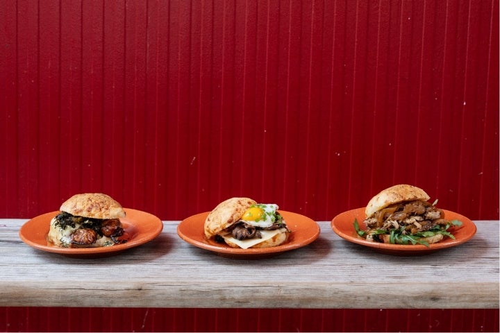 Os pães de queijo recheados são os best sellers da casa: com linguiça, cogumelos ou pernil (entre outros recheios)