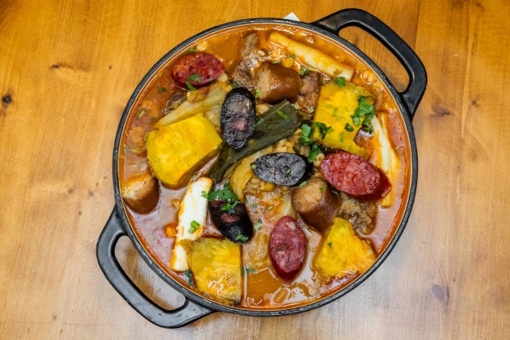 A cachupa by Milocas é das ricas: com carnes e bem guarnecida de batata doce, inhame e enchidos