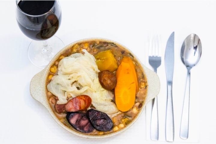 Guarnecida com couve e outros legumes cozidos, é uma cachupa canónica
