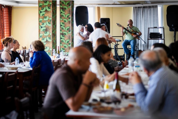 Às terças e quintas ao almoço conte com música ao vivo e pé de dança