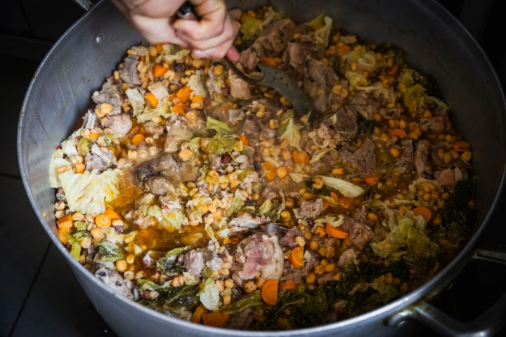 Tradicionalmente um prato de tacho, feito para alimentar sempre mais alguém — este é da Associação Caboverdeana