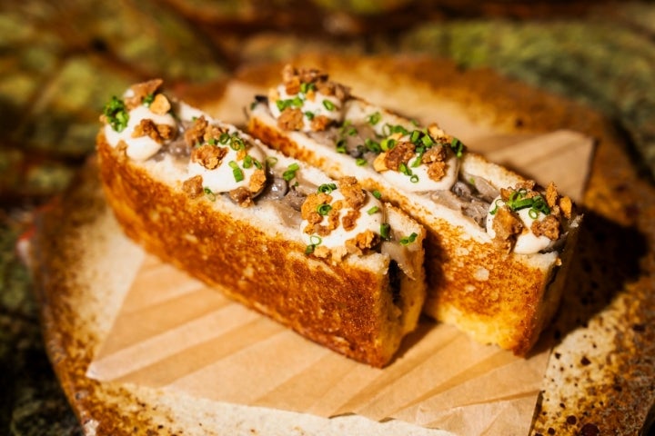 As sandes vegetarianas inspiradas na japonesa katsu sando são uma das opções no Fava Tonka 