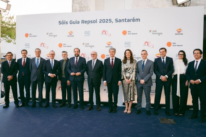 Pedro Beato, vice-presidente da Entidade Regional do Turismo do Alentejo e Ribatejo José Barreiro, Diretor executivo de Mobilidade da Repsol; Marcos Fraga, Diretor de Comunicação e Marca da Repsol; Armando Oliveira, Administrador-delegado da Repsol Portugal; Carlos Abade, Presidente do Turismo de Portugal ; Valero Marín, Diretor Geral de Clientes da Repsol; João Teixeira Leite, Presidente da Câmara Municipal de Santarém; Antonio Brufau, Presidente da Repsol; Pedro Machado, Secretário de Estado do Turismo; María Ritter, Diretora do Guia Repsol; José Manuel Santos, Presidente da Entidade Regional do Turismo do Alentejo e Ribatejo; Antonio Calçada, Director Geral da Fundação Repsol; Beatriz Giacomini, Directora de Comunicação e Relações Externas da Repsol Portugal e Pedro Beato, vice-Presidente da Entidade Regional do Turismo do Alentejo e Ribatejo