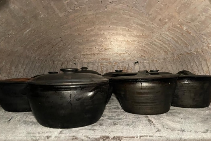 A chanfana de cabra velha em forno de lenha é responsável pelas romarias ao Tia Alice, em Fátima (foto: D.R.)