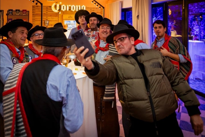 Hans Neuner (Ocean, 3 Sóis Guia Repsol) e o coro de cante alentejano 