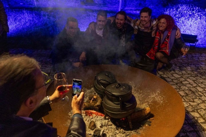 Ruben Trindade Santos (Casa do Gadanha, 1 Sol Guia Repsol) montou uma cocaria tradicional: no fire pit fez-se ensopado de borrego, umas das atrações do exterior