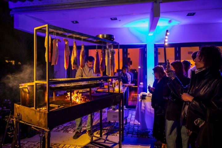 No exterior, a Nutrifresco, fornecedora de peixe, confecionou uma grande paella com peixe e mariscos