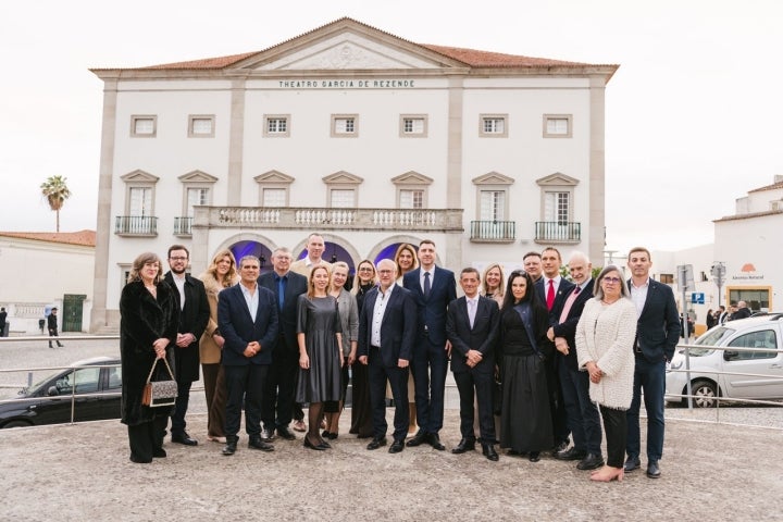 Carlos Zorrinho, Presidente da Câmara de Évora, junto ao executivo da Câmara Municipal e de representantes da comitiva de Liepāja, cidade da Letónia que também será Capital Europeia da Cultura em 2027